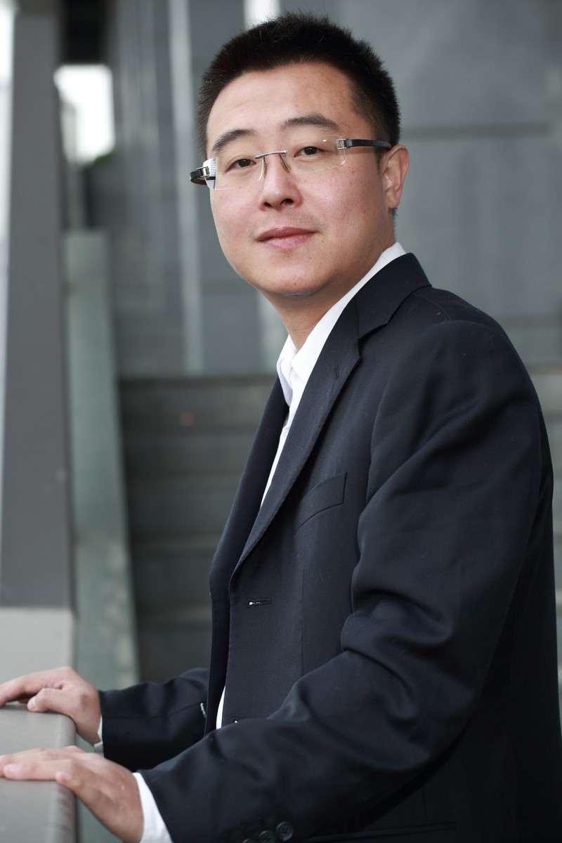 卢正宇，身着深色西装的职业肖像